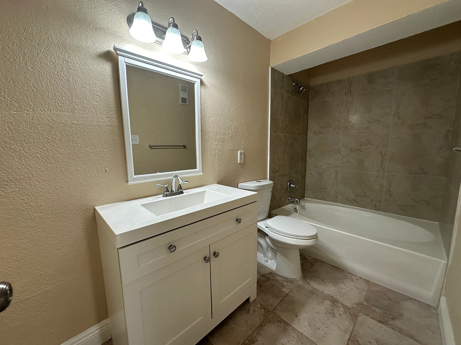 1 bed, 588 sqft, $1,900 — Photo 4