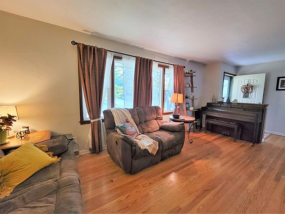 4th image of 4802 Waukegan Dr