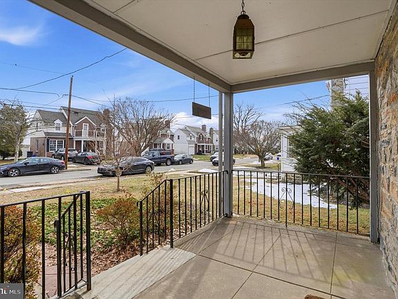 3rd image of 824 Collenbrook Ave