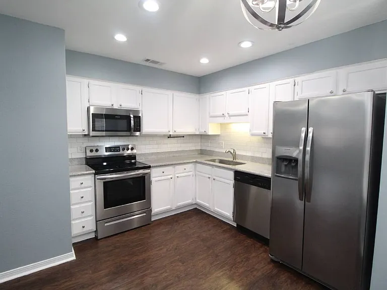 2709 Chicago Ct — Photo 7