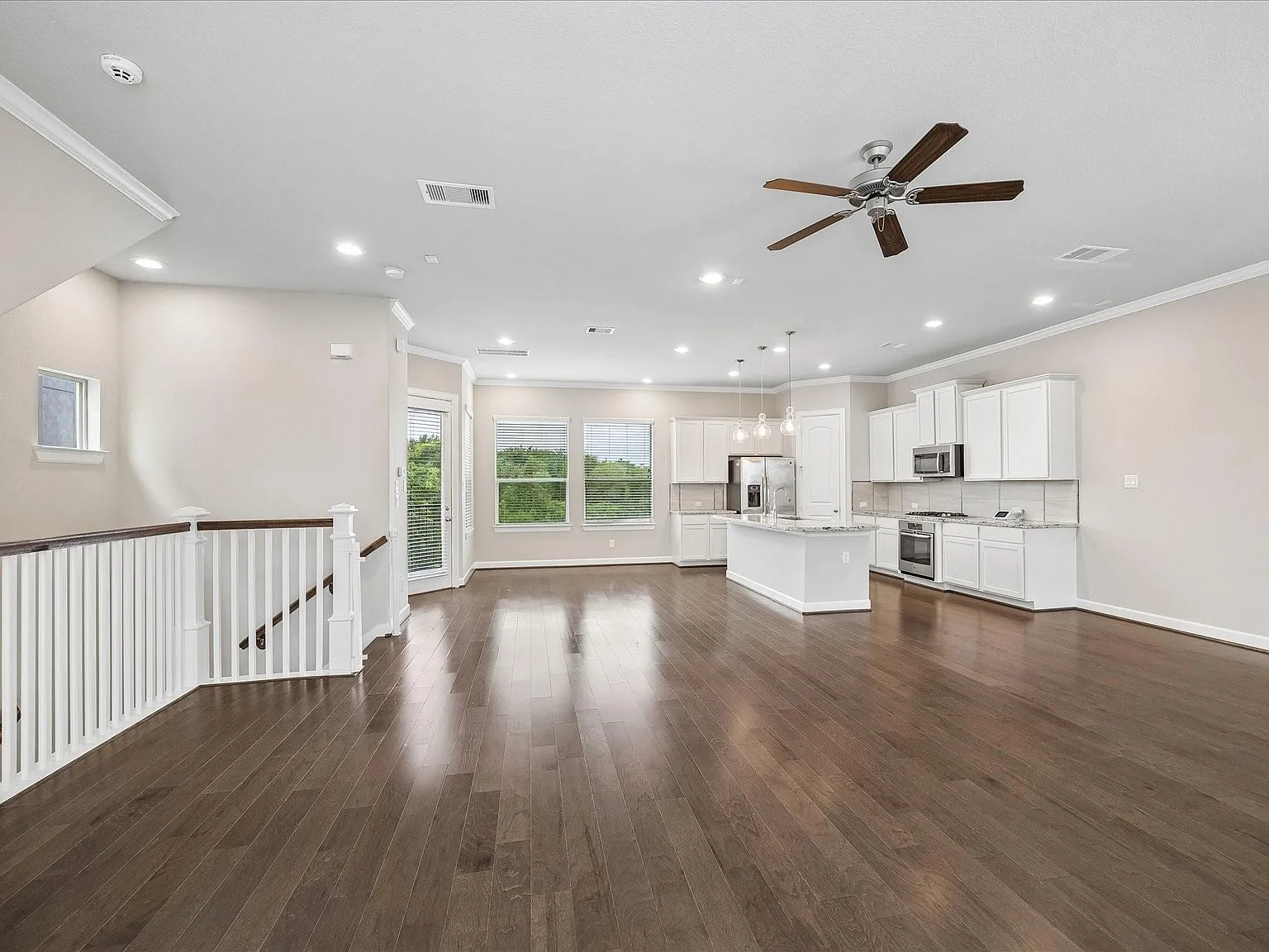 4 bed, 3.5 bath, 2322 sqft, $2,990 — Photo 2