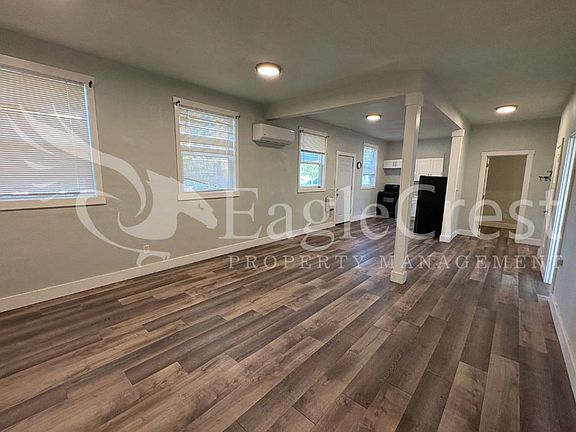 3rd image of 204 SE 12th St APT 3