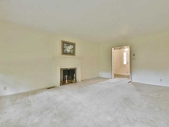4th image of 5701 Woodleaf Dr