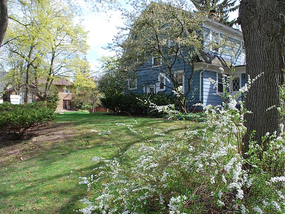 4th image of 419 University Dr