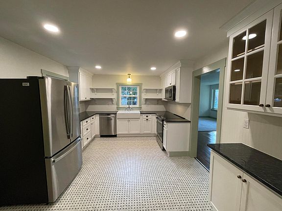 Kitchen with new cabinets and Appliances