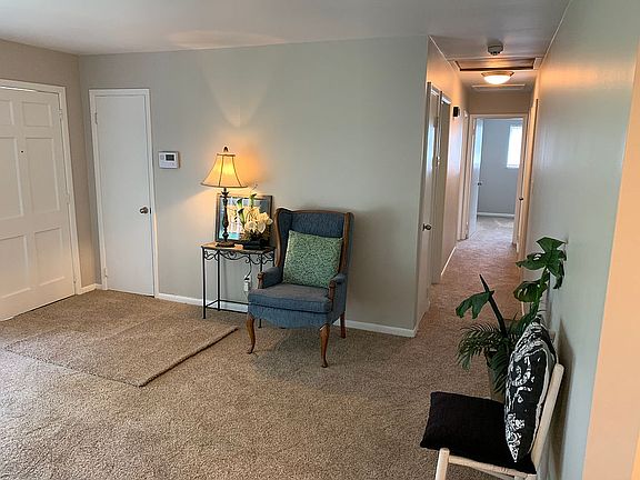 5th image of 402 King Arthur Ct