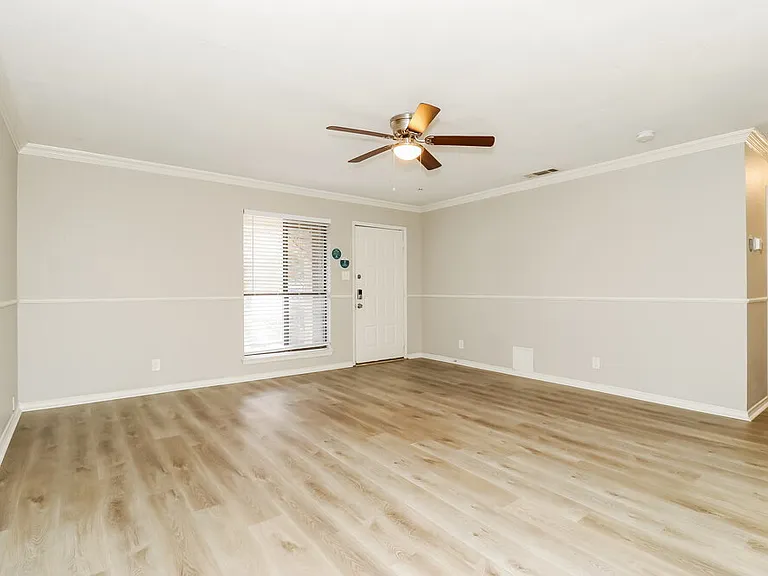 721 Oak Grove Ln — Photo 4