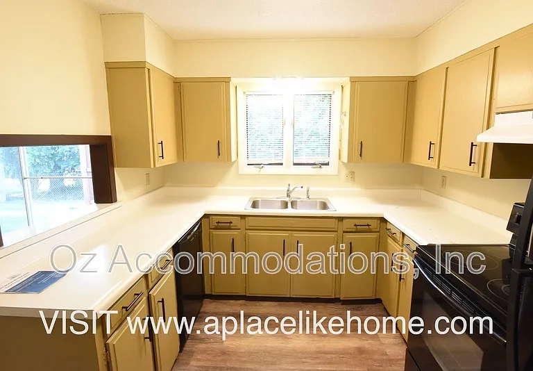 608 E 78th St — Photo 13
