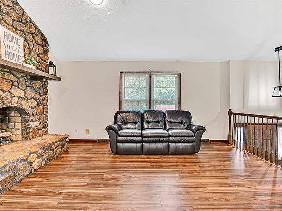 5th image of 51 Laurel Ln