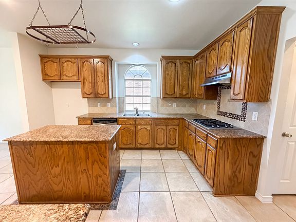 2nd image of 1126 Glencoe Dr