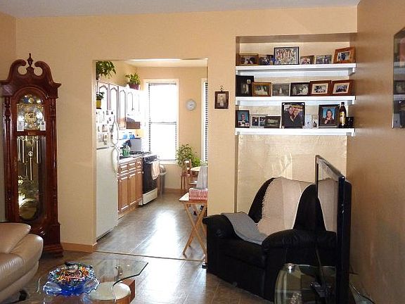 4th image of 3028 42nd St #2L