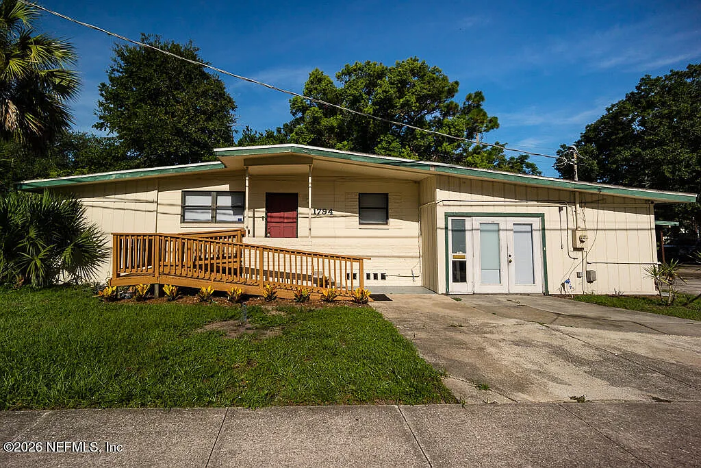 3 bed, 2.0 bath, 2224 sqft, $2,400 — Photo 2