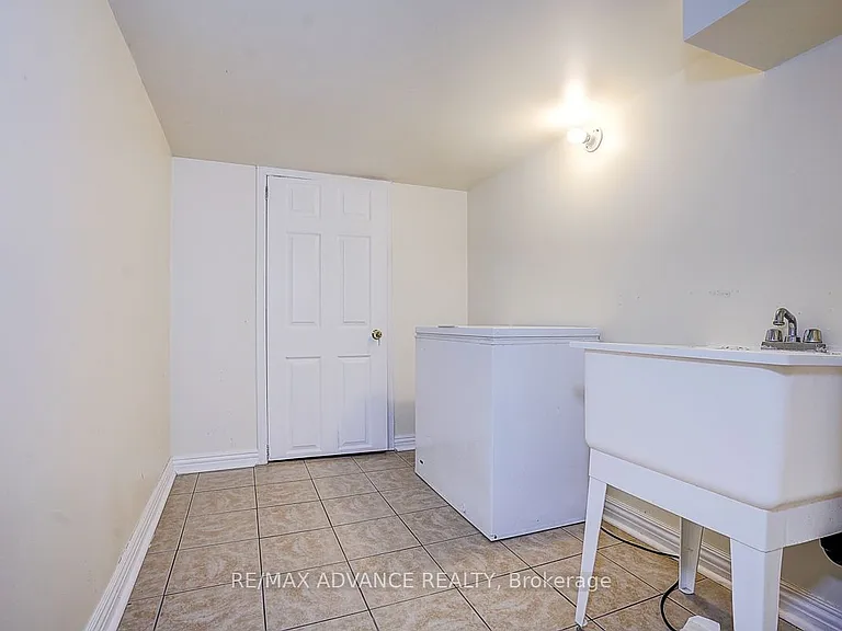 137 Laramie Cres — Photo 37