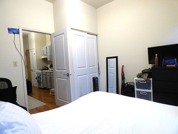 3rd image of 226 E 85th St APT 4D