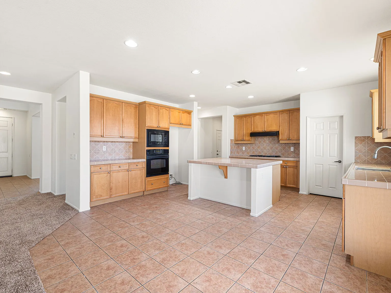 4 bed, 3.5 bath, 3147 sqft, $3,350 — Photo 4