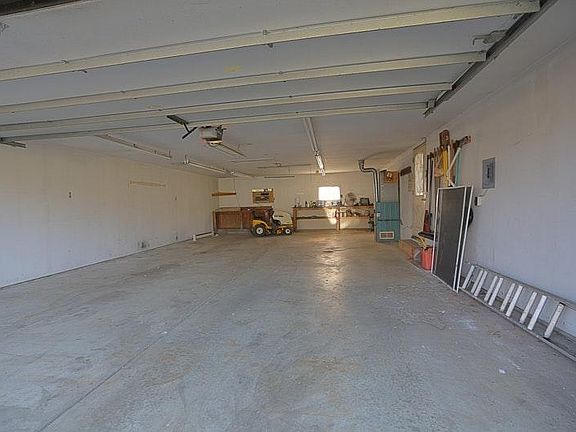 Huge 4- car Garage with Heated/Cooled Workshop