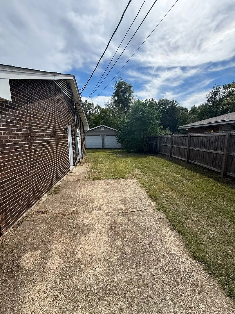3 bed, 2.0 bath, 1162 sqft, $1,050 — Photo 3