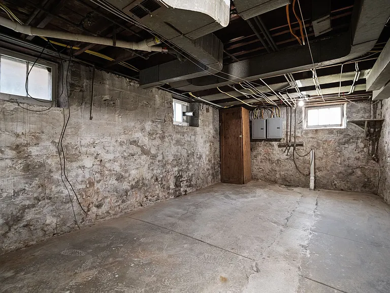 TGS Upstairs Lounge — Photo 25