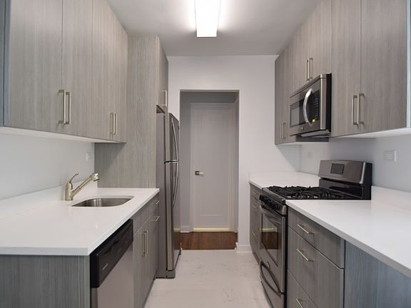 Pelham Parkway Towers - Kitchen - E Line