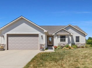 1556 Dovetail Dr, Hartford, WI