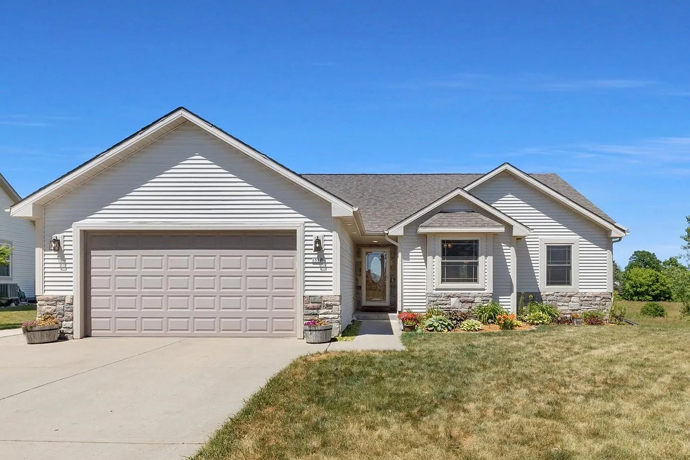 1556 Dovetail Dr photo 1