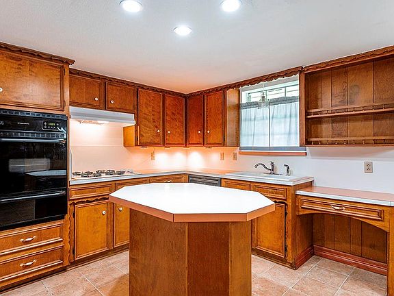 4th image of 833 Vince Ln