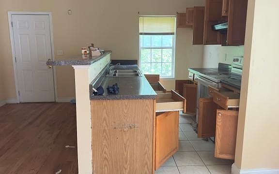 5th image of 935 Hall St NW
