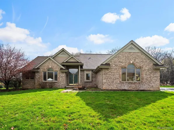 2117 Mayfair Dr, White Lake, MI 48383