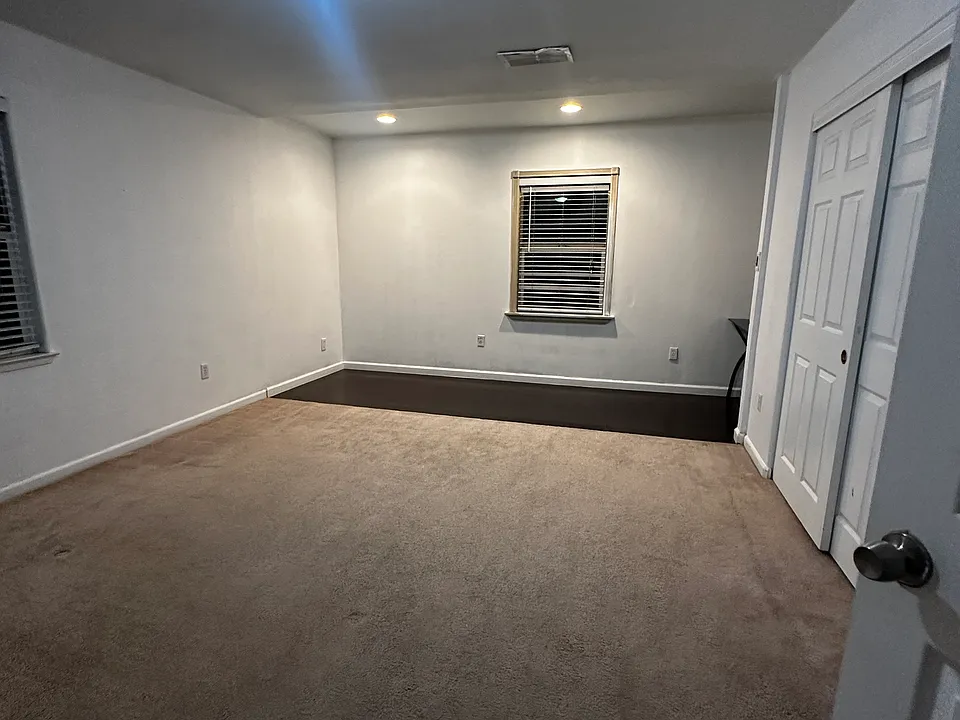 390 Monroe St #3