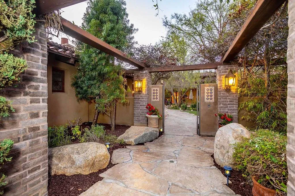 5 bed, 5.5 bath, 6136 sqft, $20,000 — Photo 2
