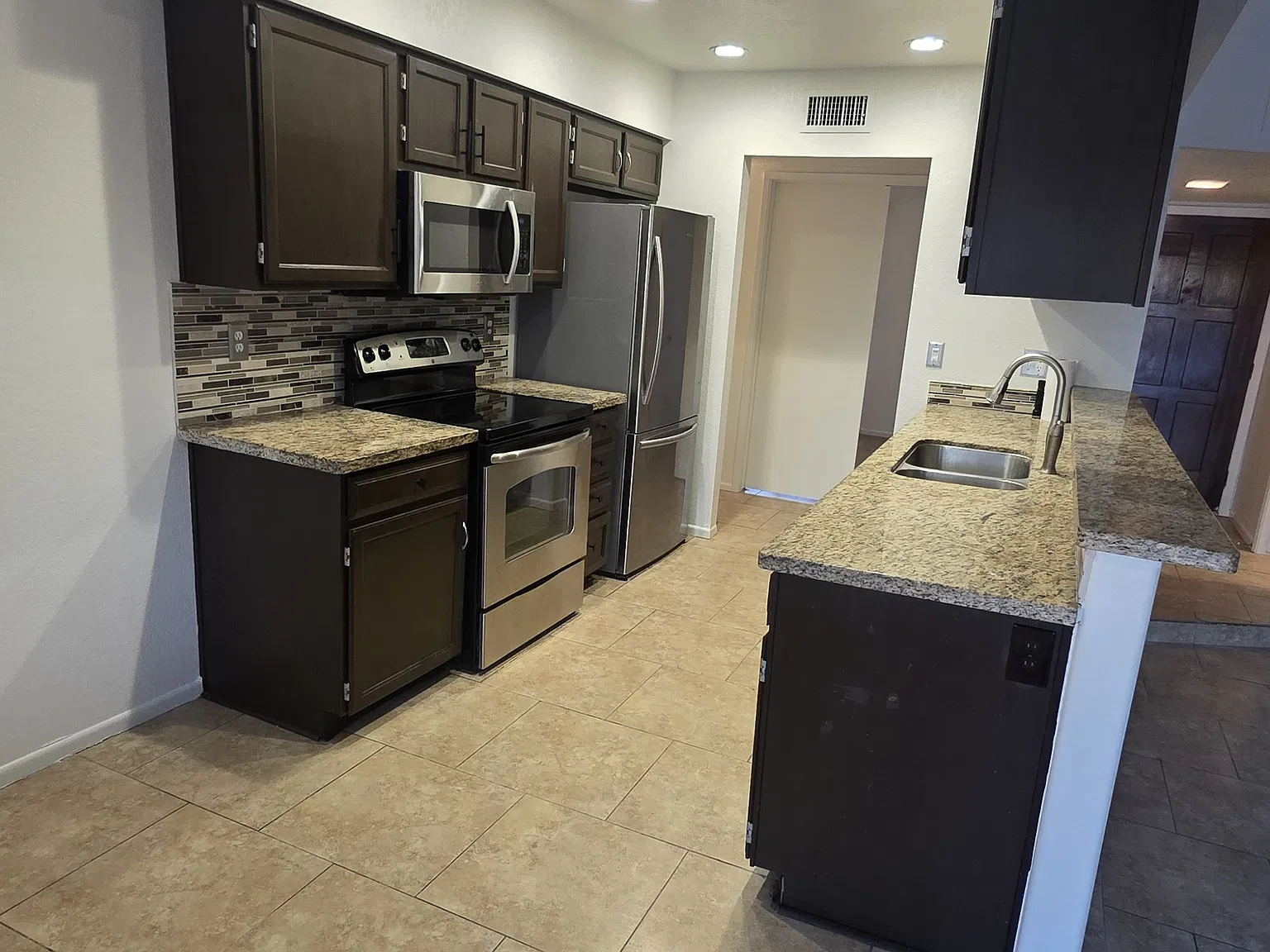 3 bed, 1211 sqft, $2,400 — Photo 3