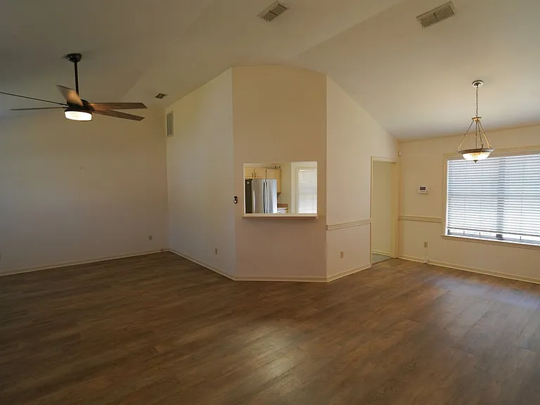 2605 Yarmouth Ln — Photo 4