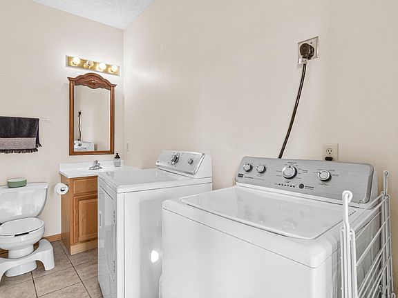 5th image of 1012 Burgess St