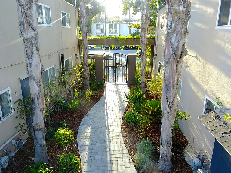 Tarzana Court Apartments — Photo 5