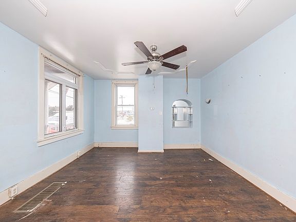 3rd image of 913 Hill St
