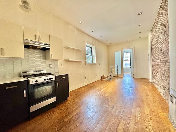 2nd image of 12 Underhill Ave APT 1R
