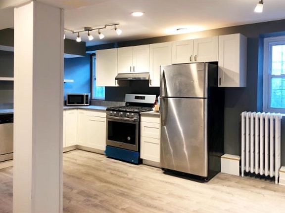 3rd image of 2037 W Estes Ave