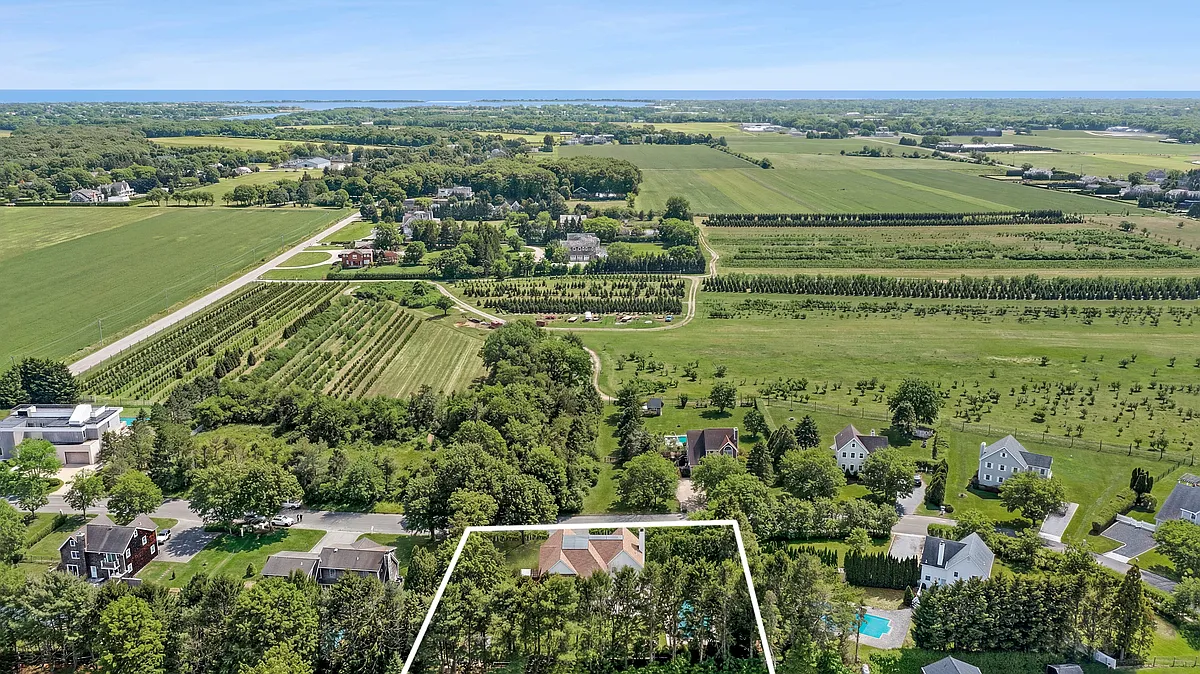 Building Photo - 8 Farmstead Ln