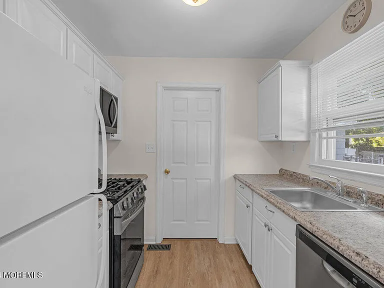 137 Marcellus Ave — Photo 9
