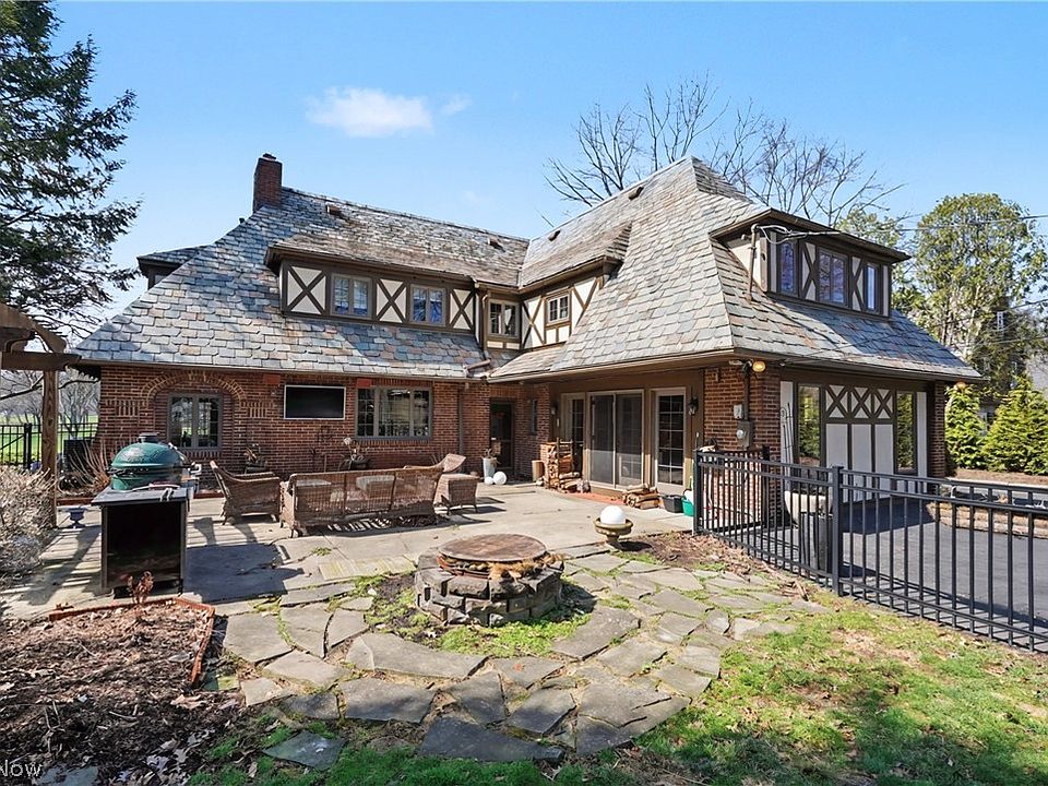 2nd image of 131 N Wheaton Rd