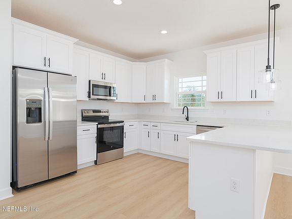 5th image of 4394 SE 8TH Avenue