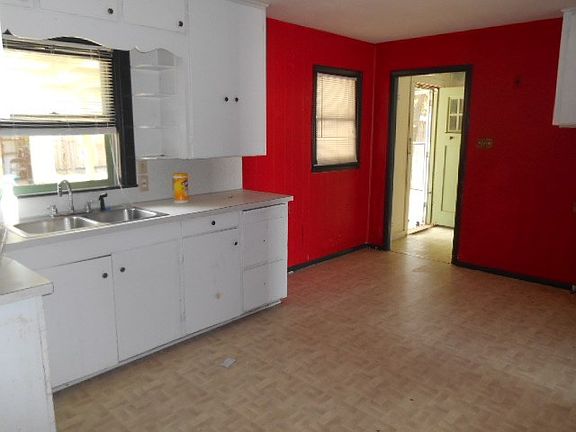 4th image of 606 W Commerce St