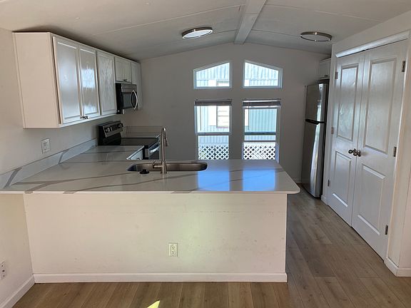 3rd image of 4649 Dunkeld Ave