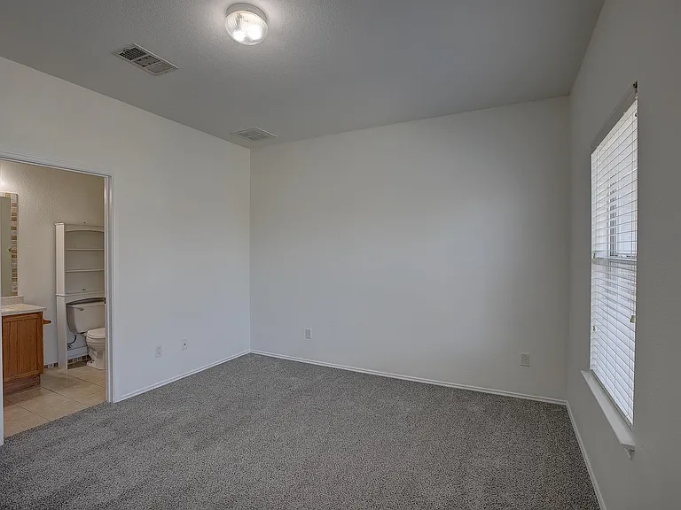 1102 E 3rd St — Photo 31