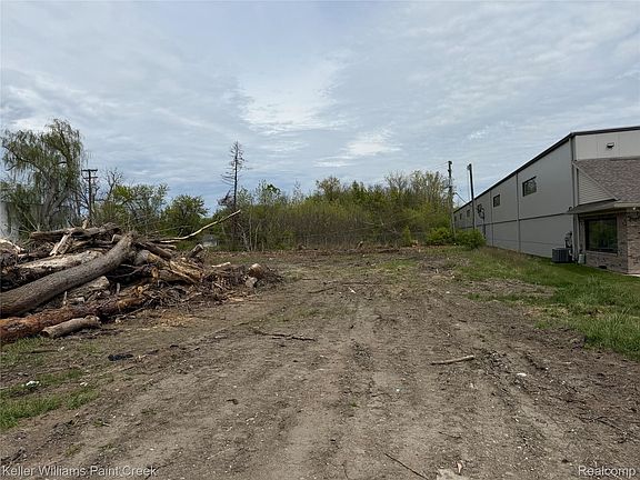 4th image of 22477 Fifteen Mile Rd