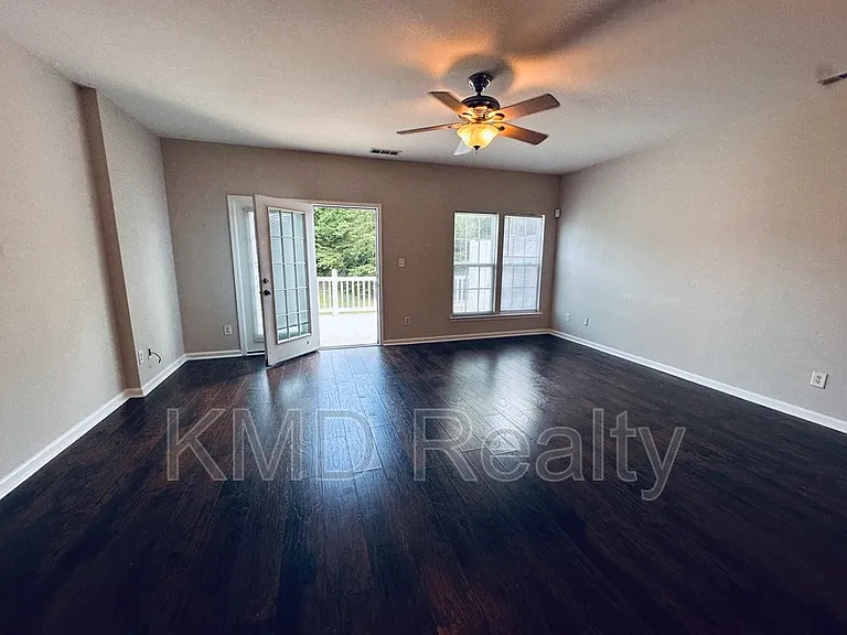 940 Tiger Ln — Photo 6