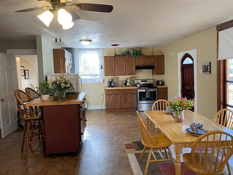 2902 E Grand St — Photo 19