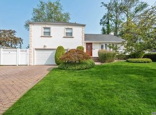 13 Seaview St, Massapequa, NY 11758