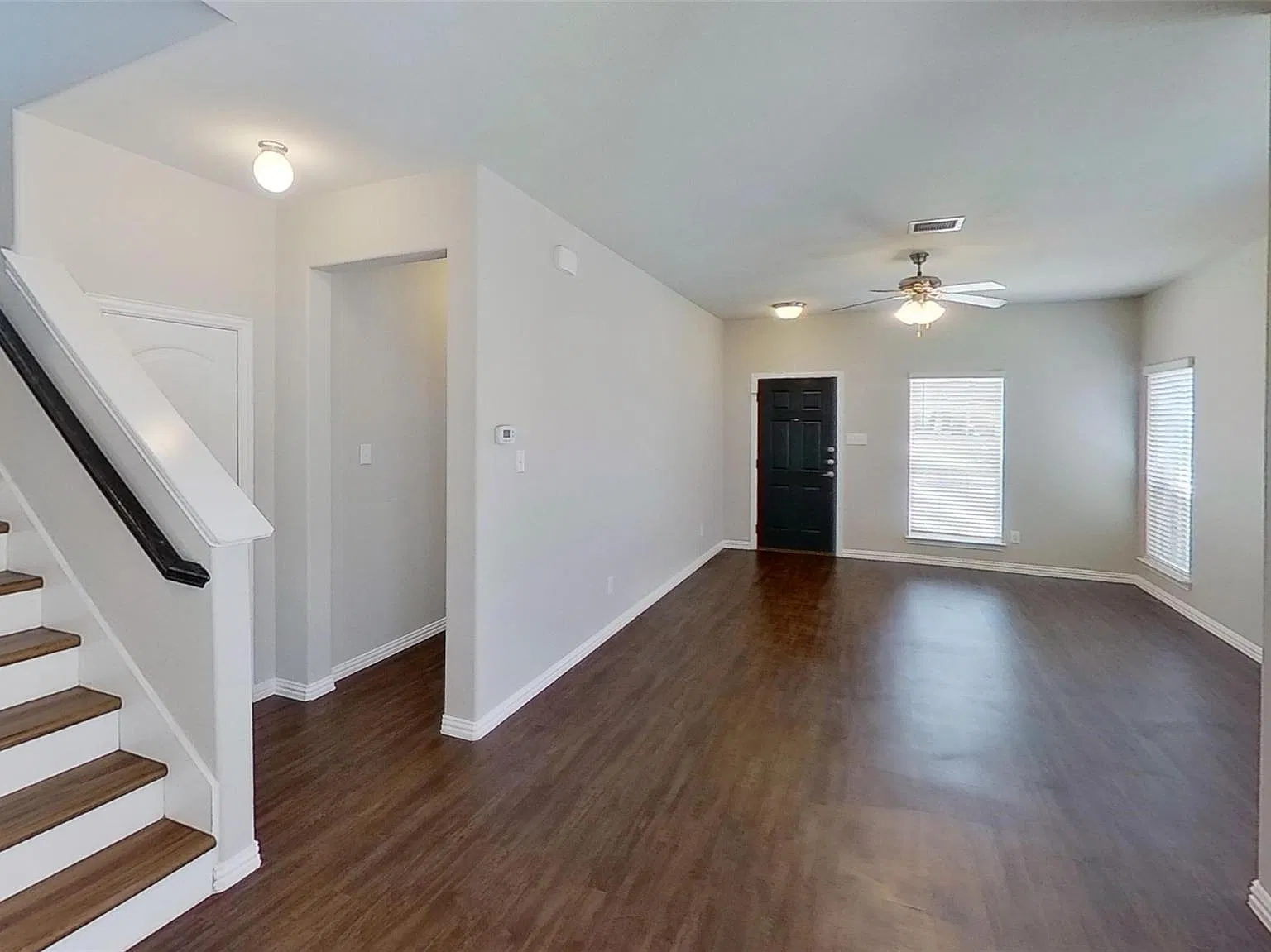 4 bed, 2.5 bath, 1925 sqft, $2,099 — Photo 2