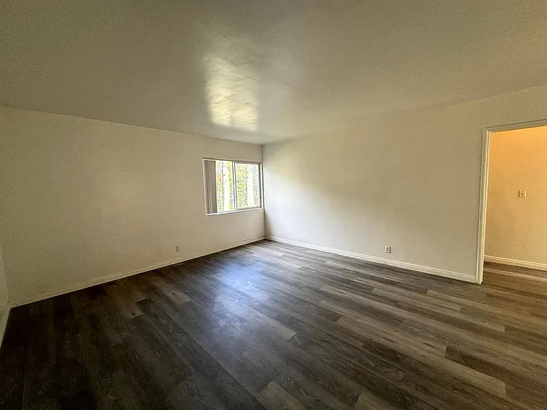1935 Cloverfield Blvd — Photo 41